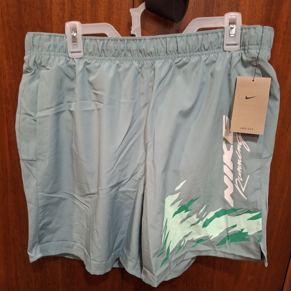 Nike Running Challenger Logo 7 inch Dri-Fit shorts green Mens LARGE